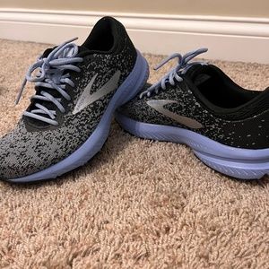 Tennis shoes